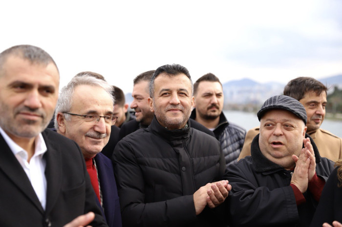 AK Parti SBB Başkan Adayı Halit Doğan Denize Karanfil Bıraktı